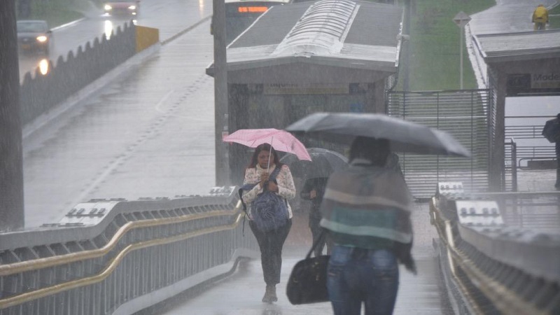 El invierno en Colombia no cesa, al contrario, se esperan fuertes lluvias este fin de semana, por eso el Instituto de Hidrología, Meteorología y Estudios Ambientales, IDEAM, emitió alerta roja en 17 departamentos del país.