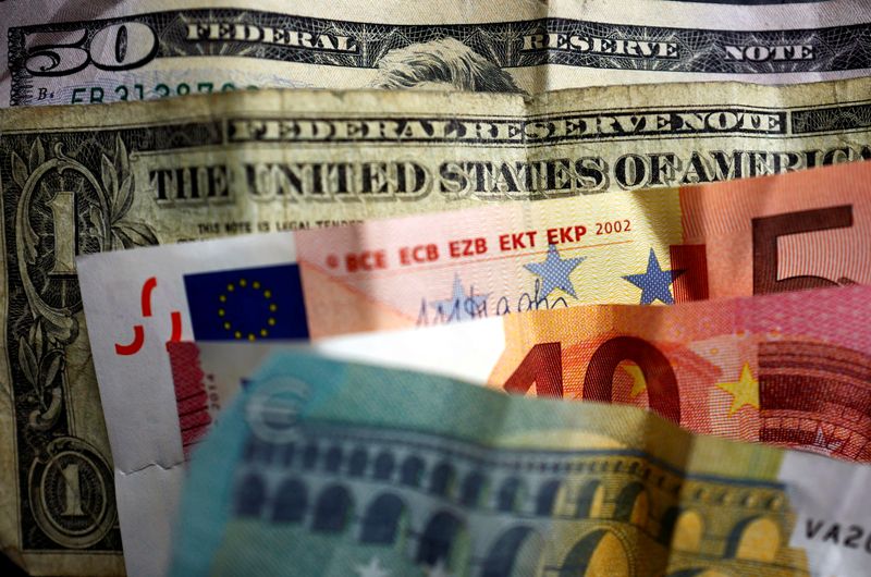 La cotización del euro cayó por debajo del dólar por primera vez desde diciembre de 2002