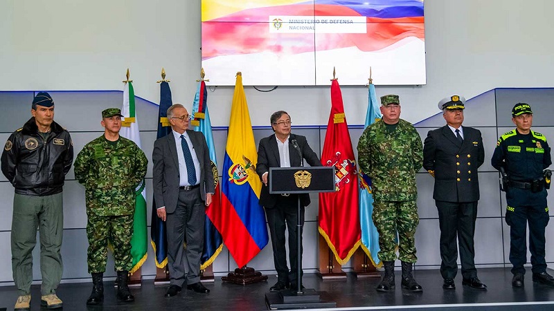 Junto a su ministro de defensa, Iván Velásquez, el jefe de Estado de Colombia hizo el anuncio de la nueva comandancia de las Fuerzas Militares y de la policía Nacional y que lo acompañarán en el desarrollo institucional de la Nación.