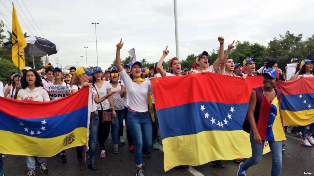 Después de los cabildos abiertos y de un alzamiento militar, la oposición venezolana se está volcando a las calles desde todos los puntos cardinales de esa nación suramericana, para rechazar el nuevo gobierno de Nicolás Maduro y su salida del régimen de la fracasada revolución bolivariana.