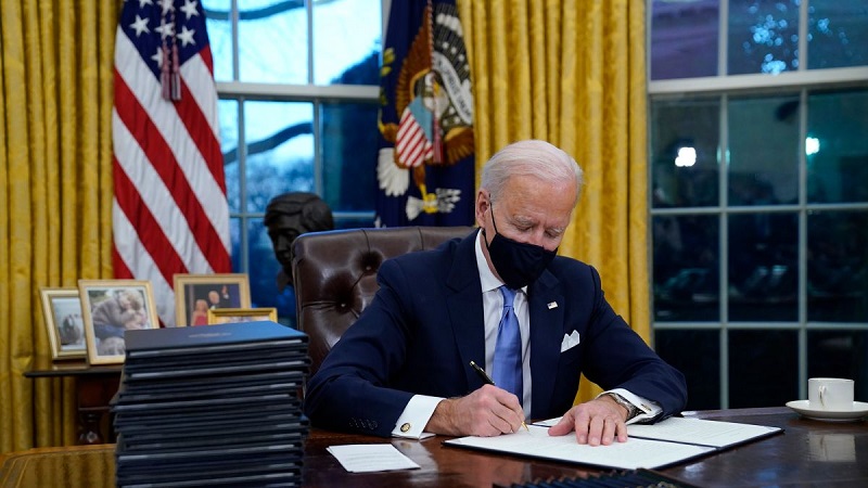 Como una declaración total de intenciones, el Presidente de EEUU, Joe Biden, actuó rápidamente para desmantelar la Administración de Trump con la firma 17 órdenes ejecutivas. 