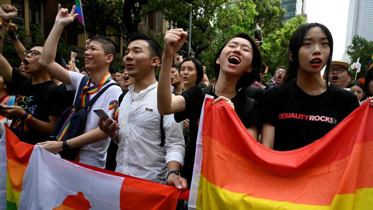 Centenares de defensores de los derechos de los LGBT se congregaron bajo una fuerte lluvia frente al parlamento durante el debate sobre esta ley que suscitó una fuerte división de opiniones en Taiwán.