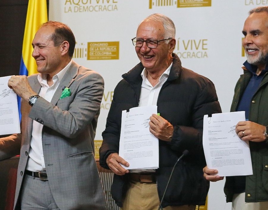 Como delegados del Gobierno Nacional, los ministros del Trabajo, Antonio Sanguino, del interior, Armando Benedetti y de salud, Guillermo Alfonso Jaramillo, radicaron ante la secretaría del Senado la convocatoria de una Consulta Popular que en esta ocasión incluye 16 preguntas.  