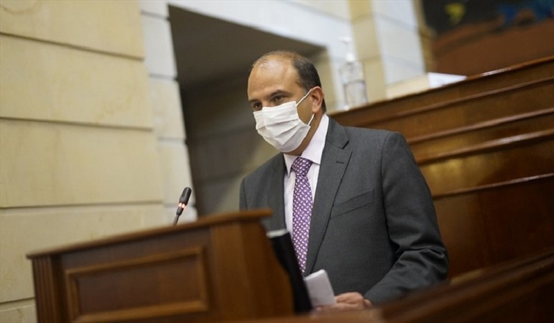 Durante un debate en la plenaria de dicha corporación, donde las bancadas de la oposición lo criticaron por su actitud en medio del paro y le pidieron su renuncia, el defensor del pueblo, Carlos Camargo, defendió el papel que esa institución viene llevando a cabo por las protestas en el territorio nacional y dijo que promoverá espacios de diálogo y el respeto a los derechos humanos de los ciudadanos.