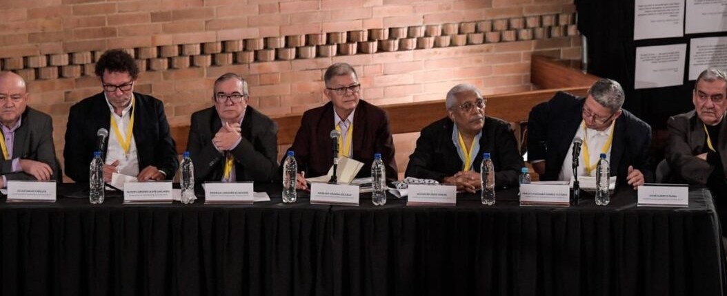 La Jurisdicción Especial para La Paz, tribunal de justicia creado como resultado del acuerdo de paz entre el Estado colombiano y las extintas Farc EP, emitió su primera sentencia contra siete exintegrantes del último Secretariado, por la política de secuestros que extendieron por todo el país.