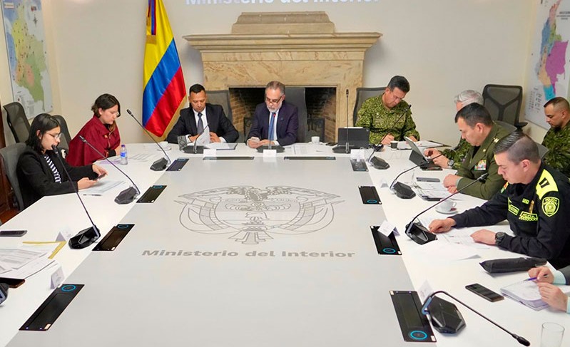 Se han desplegado 6.351 policías adicionales a los esquemas individuales de seguridad, y movilizado 96 pelotones, equivalentes a 3.000 hombres y mujeres del Ejército Nacional, para garantizar la seguridad en 24 departamentos donde se adelantan jornadas de precampaña sin contratiempos, anunció el Gobierno. 