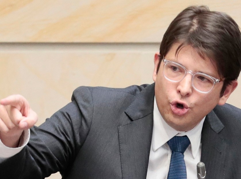 El senador por el Centro Democrático, Miguel Uribe Turbay, fue víctima de un atentado este sábado 7 de junio en la localidad de Fontibón, en Bogotá. Información preliminar indica que el congresista habría recibido varios disparos por la espalda durante un evento de campaña.