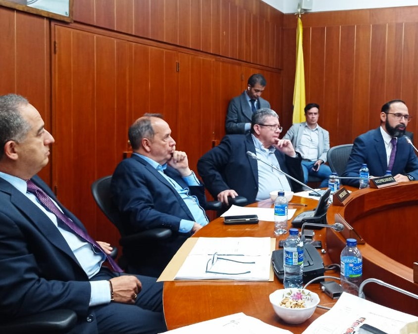En un debate en la Comisión Quinta del Senado, el ministro de minas y energía, Andrés Camacho, afirmó que el gobierno nacional no permitirá apagones y fue enfático en señalar que no habrá incremento en las tarifas de energía.
