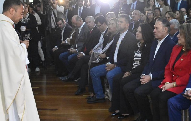 Congresistas y funcionarios mediante una eucaristía en el salón de la Constitución y una velatón en el patio Núñez del Capitolio Nacional, pidieron por la salud del senador Miguel Uribe Turbay. Alzaron su voz diciendo: “Fuerza Miguel, te estamos esperando”.