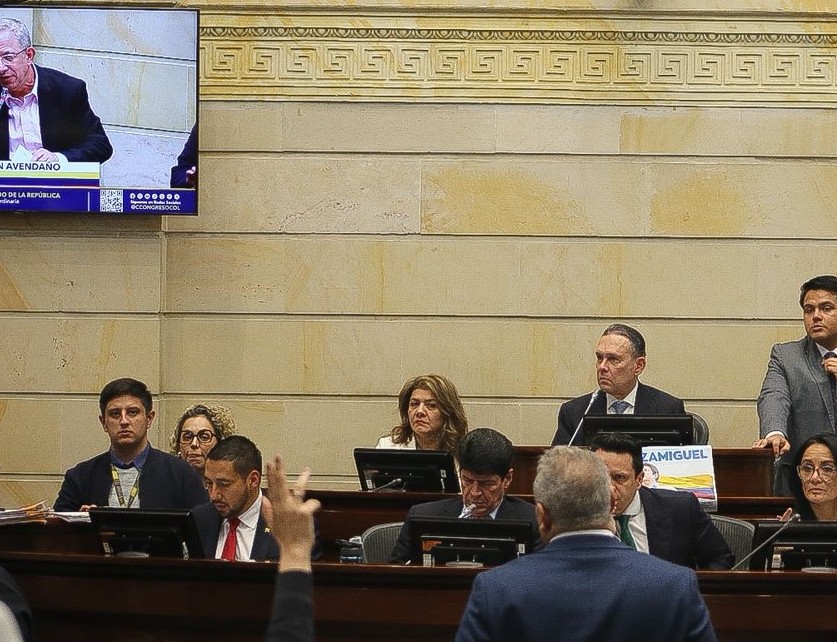 En una jornada maratónica, la plenaria del Senado de la República discutió el 75% del texto de la reforma laboral, es decir, 58 de los 77 artículos contemplados en la ponencia. De esos, el único negado hasta el momento es el artículo 17 que establecía el pago de una prima adicional cuando la empresa presenta un crecimiento económico superior al cuatro por ciento (4%) respecto al año anterior.