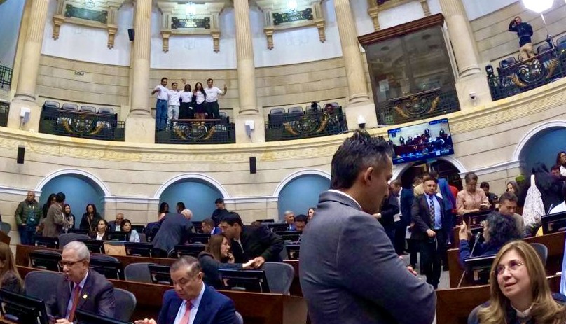 El proyecto de ley “Por medio del cual se busca proteger a los contratistas de prestación de servicios y se dictan otras disposiciones para evitar el encubrimiento de relaciones laborales bajo la modalidad de contratos de prestación de servicios en el sector público y la modernización estatal de las plantas de personal”, inició su segundo debate en la plenaria de la corporación.