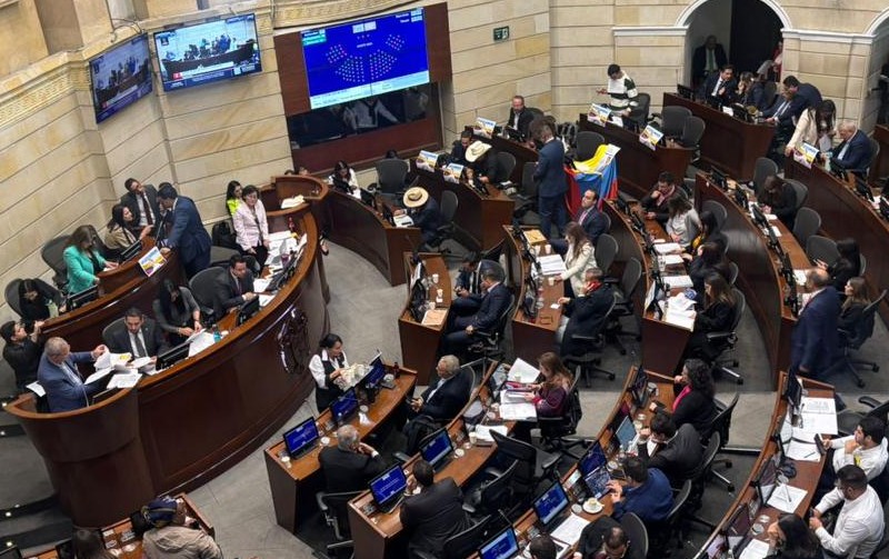 Tras 6 horas intensas de debate, la plenaria del Senado de la República retomó este lunes la discusión del proyecto de reforma laboral que debe ser aprobado antes de este 20 de junio. Estas horas sirvieron para avanzar en el aval de artículos y en la negación de otros.