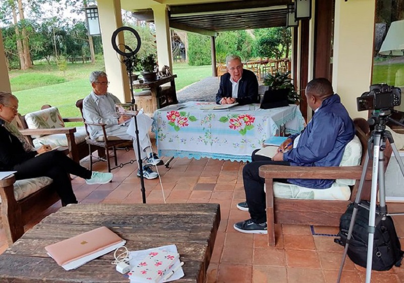 El expresidente Álvaro Uribe Vélez accedió a un encuentro personal y con transmisión virtual con el sacerdote jesuita  Francisco de Roux, presidente de la Comisión de la Verdad, reunión que llevó al exmandatario a plantear que en Colombia sería necesario otorgar una amnistía 