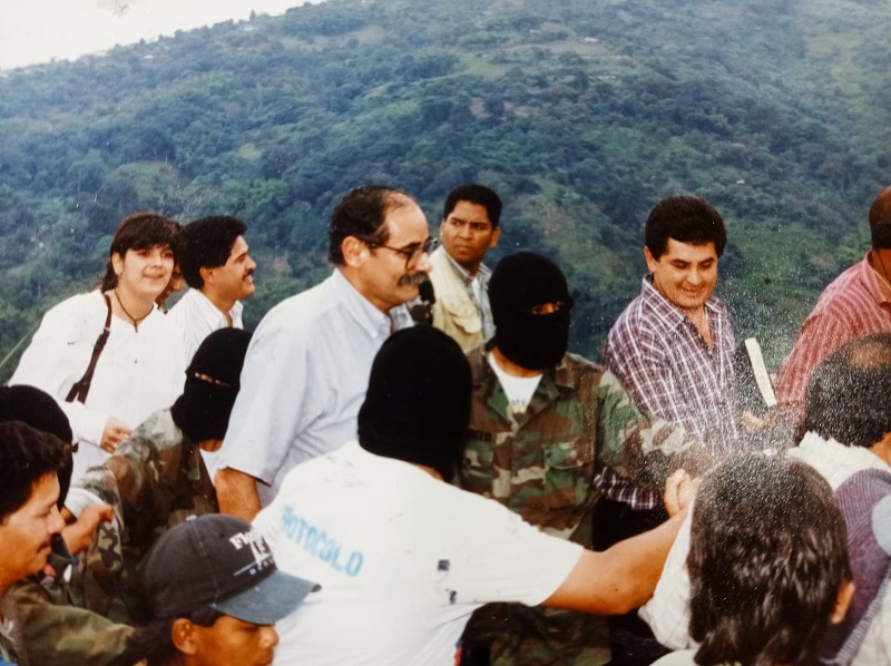 Con el ministro del interior Horacio Serpa Uribe, cuando llegaba a las montañas del Cauca, para dar inicio a los diálogos de paz con el grupo Bateman Cayón, disidentes del M-19. 