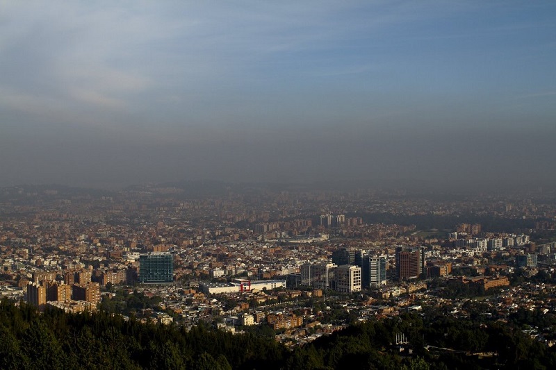 La administración distrital declaró la Alerta Fase I de calidad del aire en la zona suroccidental de la capital de Colombia por las altas concentraciones de material particulado que se han venido presentando en la urbe durante las últimas 27 horas.