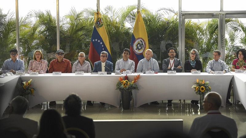 Desde Caracas las delegaciones del gobierno colombiano y ese grupo insurgente, anunciaron que desde el 13 de febrero, en M\u00e9xico, inician el an\u00e1lisis y discusi\u00f3n de un cese al fuego bilateral.