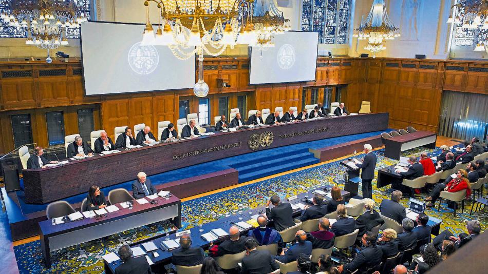 La Corte Internacional de Justicia en La Haya no accedió a las peticiones de Nicaragua sobre expandir su plataforma continental más allá de las 200 millas náuticas y falló a favor de Colombia por 13 votos a favor contra 4 en contra.