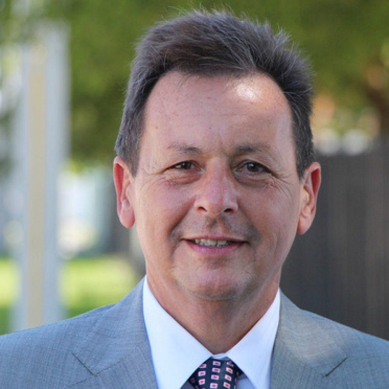 El compromiso fue adquirido públicamente por el empresario cubanoamericano Sergio Pino, propietario de la compañía Century Homebuilders