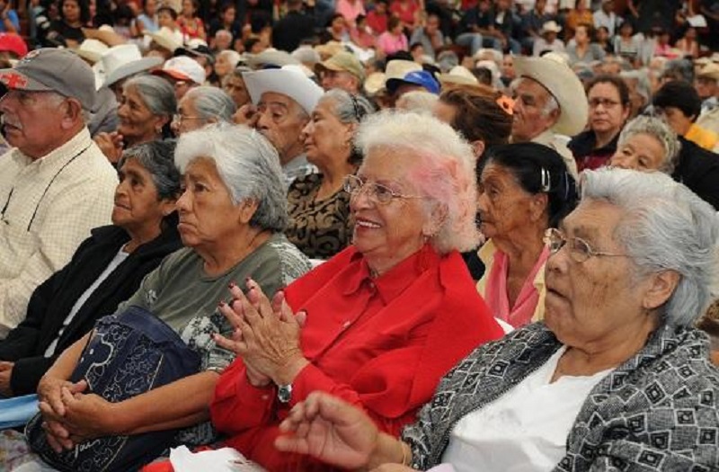 En la XXI Cumbre de Asocapitales en San José del Guaviare, el Jefe de Estado dijo que “hoy tenemos 3 millones de viejos y de viejas que, habiendo trabajado en su vida, pues no cotizaron o les robaron la cotización y no tienen derecho a la pensión”.