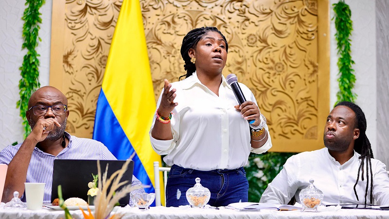 La vicepresidenta y ministra de Igualdad y Equidad, Francia Márquez Mina, al reunirse con voceros de los consejos comunitarios del norte del Cauca, enfatizó trabajar de manera articulada con comunidades negras, indígenas y campesinas de todo el país, para avanzar en el cierre de las brechas de inequidad, como aporte a la paz, garantizando los derechos de la población y que conlleven a la unidad nacional.