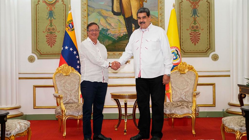 Después de seis años de estar alejados diplomáticamente Venezuela y Colombia, los dos jefes de Estado se reunieron 1 de noviembre, en Caracas, para reanudar oficialmente las relaciones políticas, con acuerdos fundamentados en fortalecer el comercio binacional y la lucha contra el narcotráfico, entre otros aspectos.