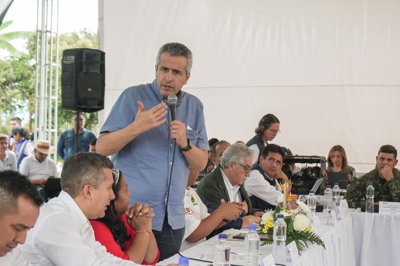 El ministro del Interior, Luis Fernando Velasco, presidió reunión de la Comisión Intersectorial para la Respuesta Rápida a las Alertas Tempranas (CIPRAT) en Caldono (Cauca), 