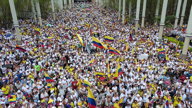 Cientos de miles de personas se manifestaron este domingo, 21 de abril de 2024, en las principales ciudades de Colombia, como protesta contra el plan de reformas sociales del presidente Petro.