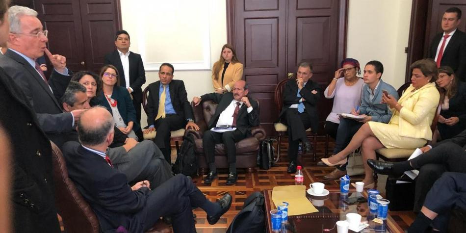 No a la Sala Especial en la JEP para investigar y juzgar militares involucrados en el conflicto armado, pero a cambio, incorporar 14 nuevos magistrados a la Jurisdicción Especial para la Paz, fue la decisión de la Comisión Primera del Senado, luego de dos semanas de discusión y acercamientos entre las diferentes bancadas, que incluso, reunió a adversarios entre ellos congresistas de las FARC, el expresidente Álvaro Uribe, militantes de la oposición como Iván Cepeda y al excandidato presidencial Gustavo Petro, entre otros.