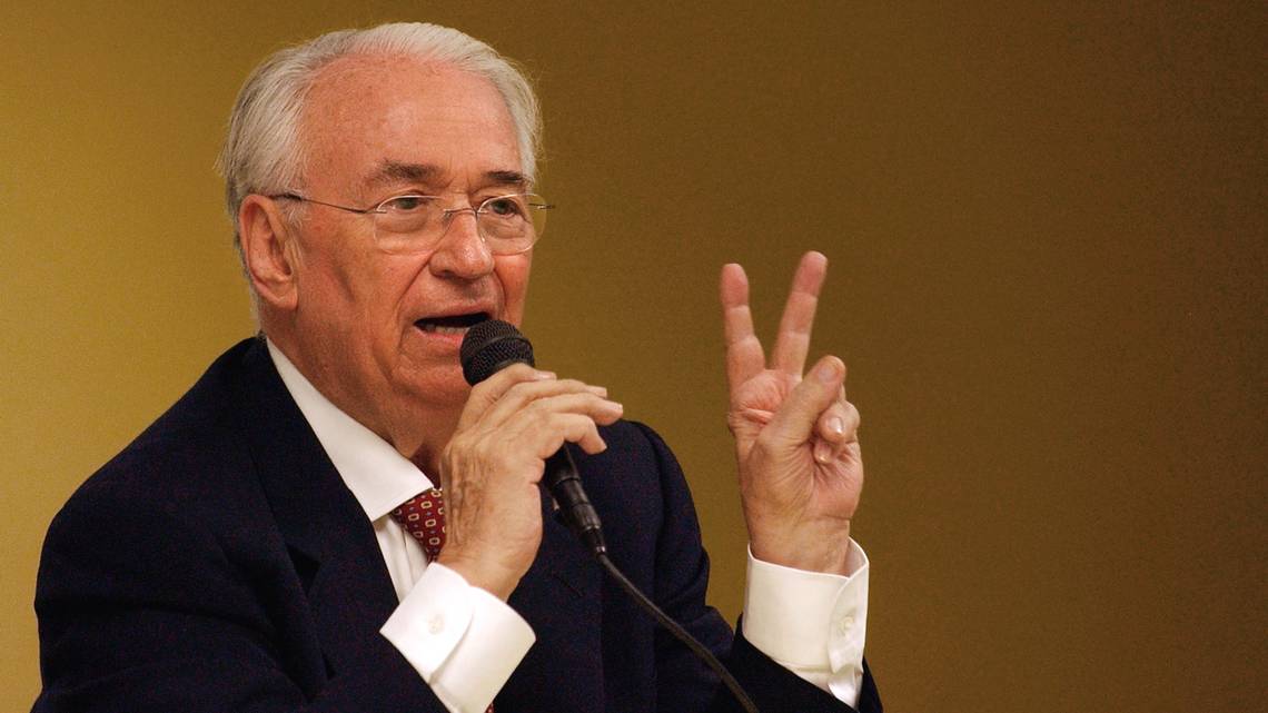 El día de las velitas se apagó la vida del exmandatario colombiano Belisario Betancur (1982-1986), quien enfrentó uno de los periodos más turbulentos del siglo XX y fue el primer mandatario en convocar al diálogo a las organizaciones rebeldes, surgidas en los años 1960. Aseguró, en varias oportunidades que sellar "la paz del país" era ese "algo" que hubiera querido hacer. 