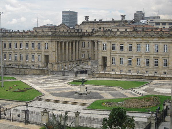 El trámite de las diferentes iniciativas que se tramitan en el Congreso, principalmente de las propuestas gubernamentales, no le interesan verdaderamente al Gobierno Nacional, puesto que los ministros han estado ausentes en proyectos de gran interés para el desarrollo institucional de Colombia.