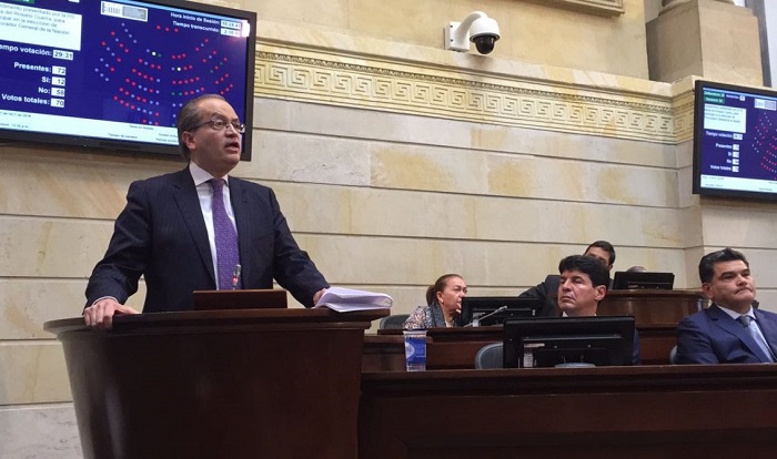 El jefe del Ministerio Público Fernando Carrillo Flórez informó ante una sesión virtual de la Plenaria en el Senado, que están en proceso disciplinarios 237 casos, 670 preventivos y otros 185 registros, en defensa de los derechos de los ciudadanos, las comunidades étnicas, trabajadores de la salud, en el control de los recursos destinados para atender la emergencia por el covid-19 en el país.