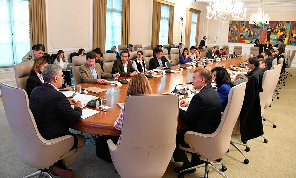 El presidente de la República Iván Duque Márquez ordenó cerrar la frontera con Venezuela a partir de las 5 AM  de este sábado 14 de marzo y restringió “el ingreso al país de personas no nacionales y no residentes en Colombia, que hayan permanecido durante los últimos 14 días en Europa y Asia”.