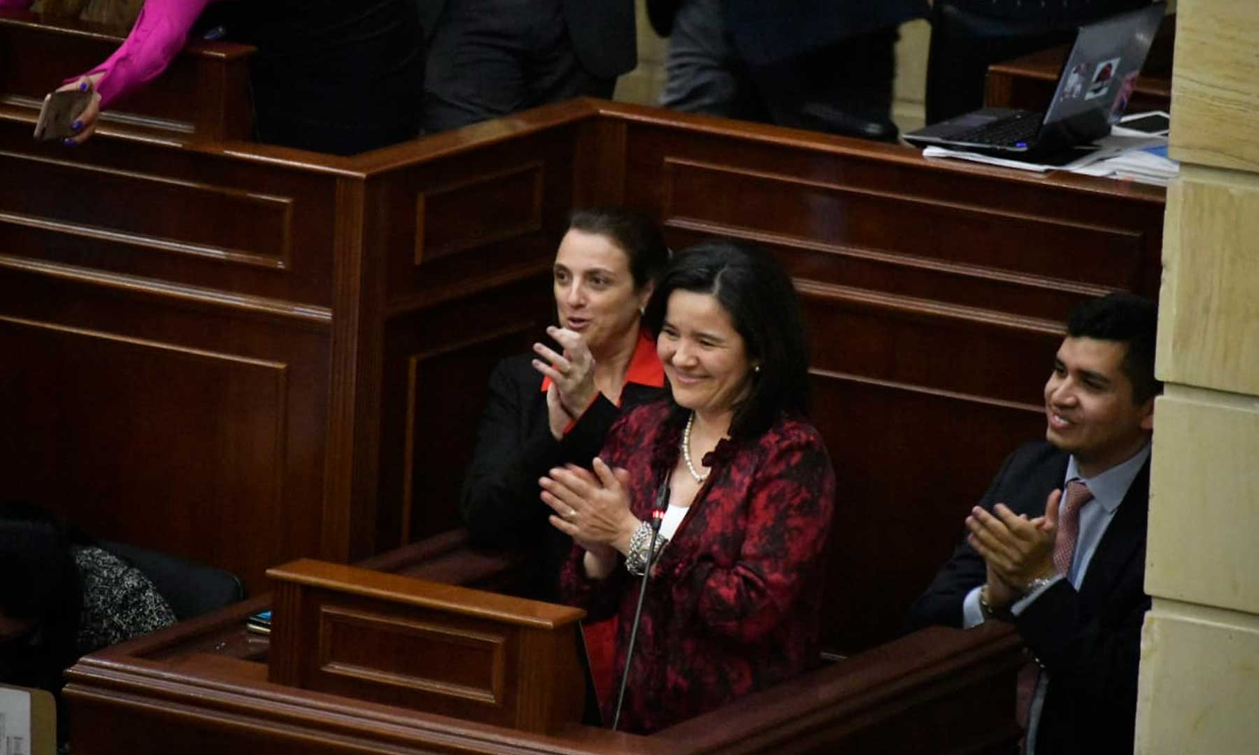 Permite que en el corto plazo Colombia sea un país totalmente conectado con una industria de las tecnologías informáticas y las telecomunicaciones dinámica para aumentar la productividad y la competitividad en las regiones, disminuir la desigualdad e incrementar el empleo, entre otros aspectos, es decir, reactivar la economía de Colombia.