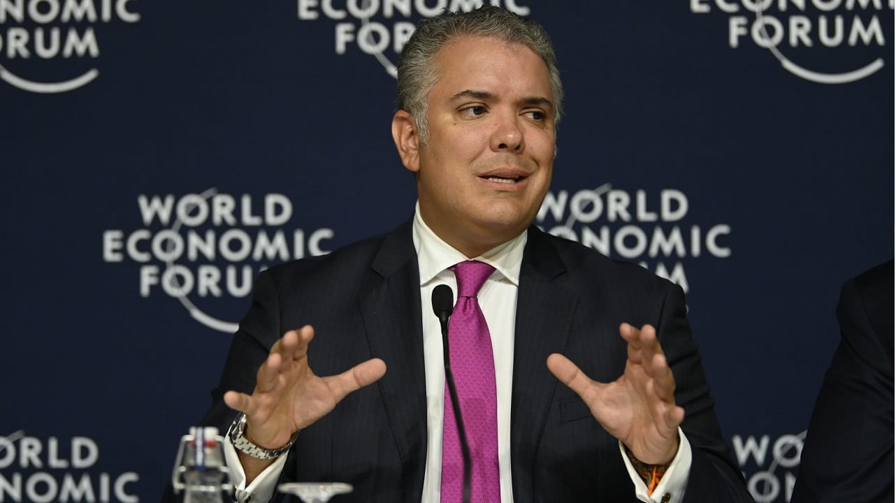 En el Diálogo sobre la Cuarta Revolución Industrial, organizado por el Foro Económico Mundial, el presidente Iván Duque Márquez, conminó a los Estados para que en la era de la posverdad podamos “tener en cuenta cómo evaluamos y cómo podemos asegurar nuestras democracias desde una perspectiva de la era digital”.