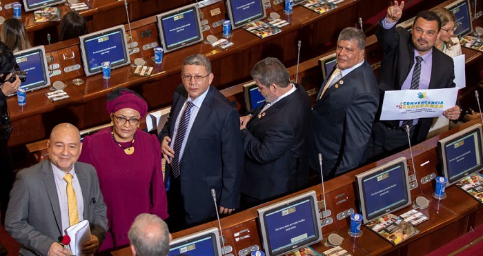 El Centro Democrático y el partido de las Farc son protagonistas de un debate este lunes 18 de mayo, a partir de las 3 PM, en la Plenaria del Senado, cuando el partido de Gobierno demostrará ante la cámara alta y los colombianos, el incumplimiento de los ex insurgentes en el cumplimiento de los Acuerdos de Paz y que fue firmado el 26 de septiembre de 2016, mientras que los excombatientes tienen todas las baterías puestas para responder a las imputaciones.