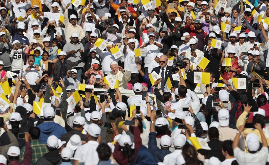Papa Francisco congrega a 50 mil personas en un país musulmán
