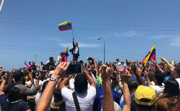 El regreso de Juan Guaidó a Venezuela entró a una nueva etapa que fortalece el debilitamiento del Gobierno de Nicolás Maduro, toda vez que las tomas pacíficas de las calles y la unidad, en torno al líder de la oposición, rodean aún más el cerco para una salida política del actual régimen, que ha llevado a una crisis humanitaria, principalmente por la falta de alimentos y medicamentos, a ese país suramericano, rico en petroleó, pero ávido de alcanzar la libertad y retomar la democracia para salir de la pobreza.