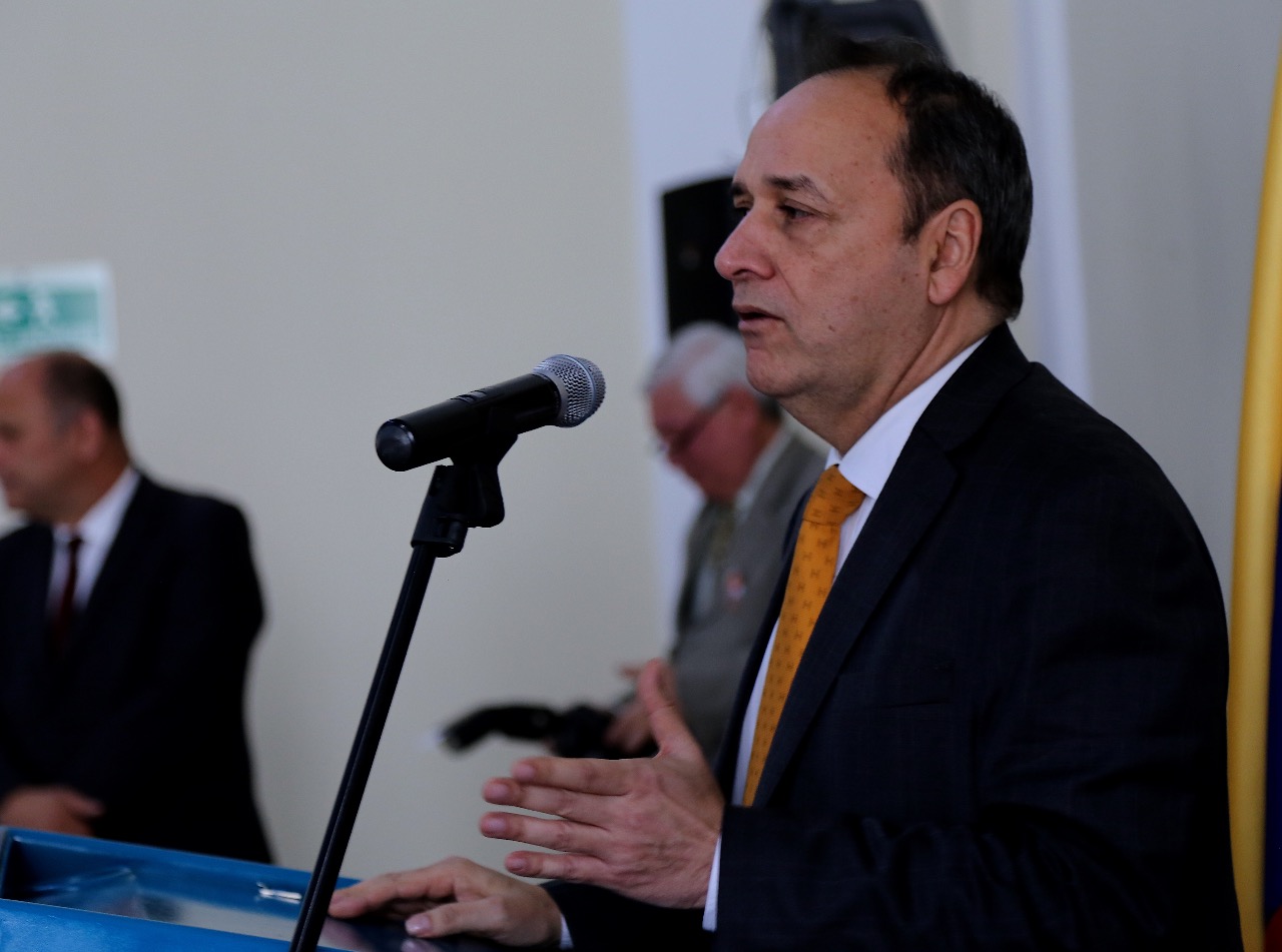 Así lo afirmó el senador Jaime Durán Barrera, quien instó al jefe de Estado Iván Duque Márquez, para que “de manera inmediata acuda a esos recursos que ya ascienden a US 53.000 millones con el objeto de seguir desarrollando la estrategia preventiva que frene la propagación del coronavirus en el territorio colombiano”. El congresista santandereano se mostró preocupado por el avance del virus, destacó que 6 muertos y casi 500 contagios “es un campanazo de alerta” que la pandemia se va a complicar porque así está sucediendo en Italia, España, entre otros, que no han podido controlarla y ha llevado a la muerte a miles de personas. “Esos recursos son de todos los colombianos” destacó el senador Durán, “es un ahorro que ha venido creciendo por muchos años, “por eso debemos ya utilizarlos y darle con esa plata mercados a las gentes, principalmente a las más vulnerables y los de la economía informal, que son los que están padeciendo más fuerte la crisis que vivimos”. Durán Barrera advirtió que lo más grave se viene en los próximos 15 días cuando ya se hayan agotado los alimentos en los hogares. “Las gentes van a salir casi masivamente a conseguir que comer y es ahí donde se vuelve incontrolable el covid-19”. Agregó el congresista que “esos recursos deben también utilizarse para la estrategia preventiva en equipos y personal médico que atienda a una inmensa ciudadanía que se presentará para que le hagan la prueba del covid-19. Allí se podrían utilizar, por ejemplo, los hoteles, que están ya en quiebra, para atender a los pacientes”. “No podemos esperar más Presidente Duque, ya es hora, actuemos, después será demasiado tarde”, afirmó Durán Barrera. San Gil, 26 de marzo de 2020 Redacción Ecos Nacional.