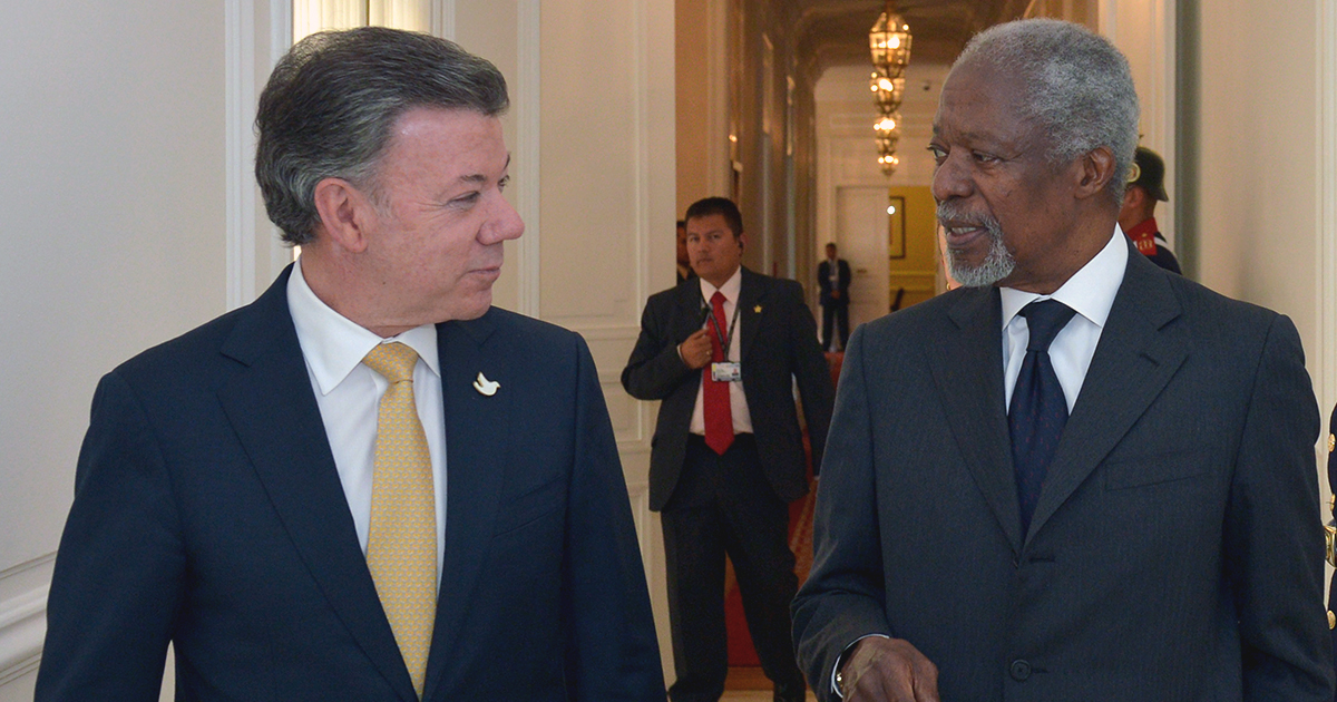 Kofi Annan lo recordarán los colombianos por el apoyo que le dio al proceso de paz que llevó a la firma del conflicto entre el Estado colombiano y la guerrilla de Las Farc. Participó activamente en el diálogo entre las partes acompañado por el presidente de entonces Juan Manuel Santos.