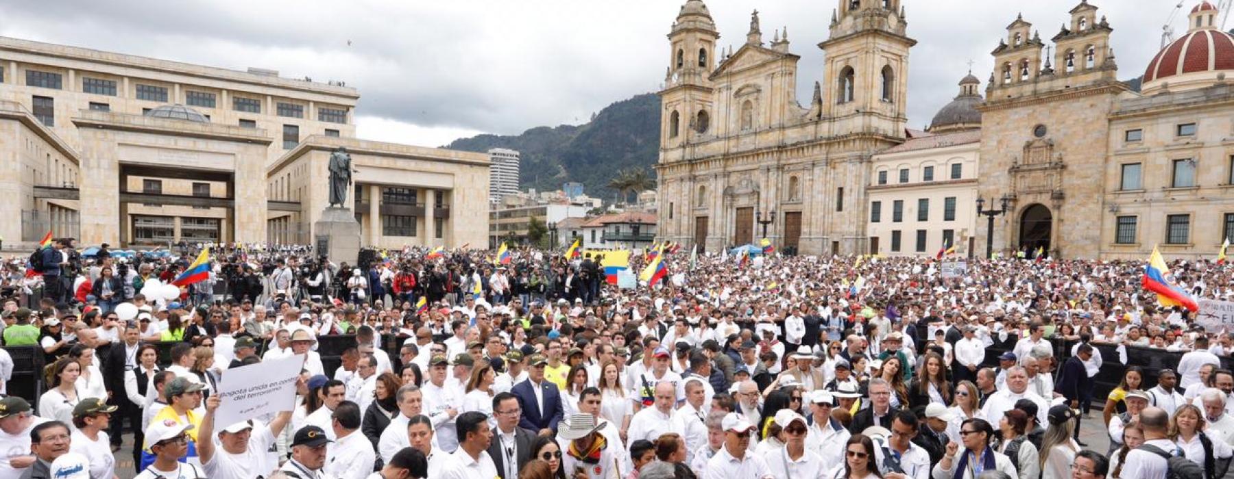 En Bogotá, el Presidente Iván Duque Márquez, la familia Presidencial, su gabinete, dirigencia política que apoya el Gobierno y los de la oposición, recorrieron este domingo 20 de enero, desde el Parque Nacional hasta la Plaza de Bolívar, con un mensaje contundente: ¡No Más Terrorismo!.