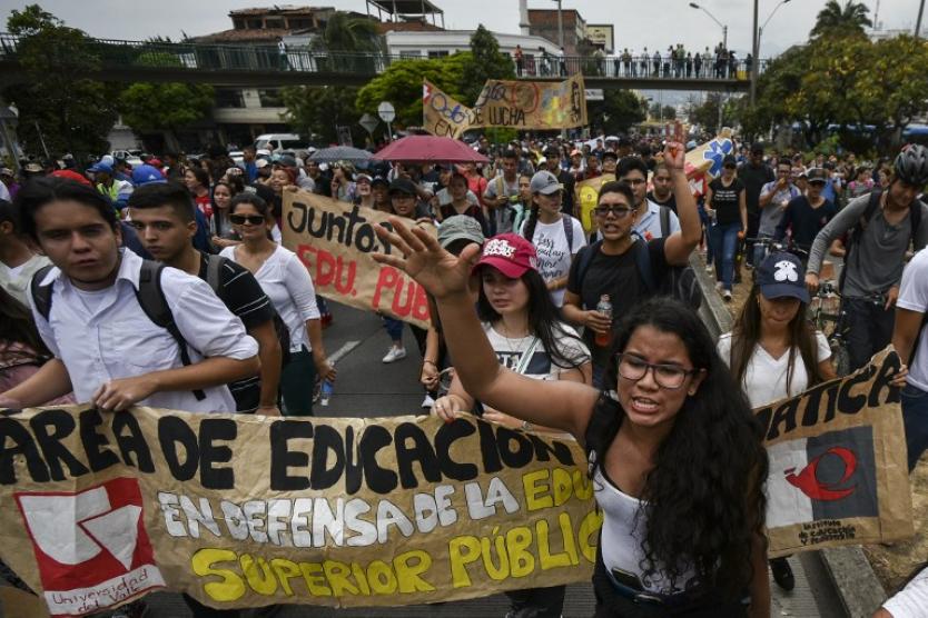 Por la poca financiación de la educación, principalmente en las universidades públicas que se encuentran en crisis. Ante eso, rectores, profesores y estudiantes de todo el país, se lanzan a las calles para pedir al Gobierno y al Congreso, aumentar en el Presupuesto General de la Nación, $16 billones, que es el déficit en el sector educativo para lograr el normal funcionamiento, cobertura y calidad académica, que garantice el mejor desarrollo y futuro de Colombia.