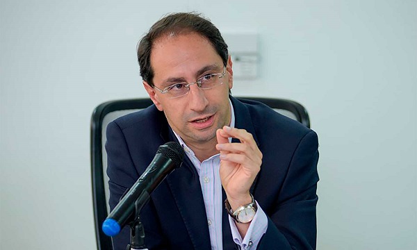 “Vamos a tener acceso a los medicamentos; vamos a tener acceso a esos elementos de aseo; vamos a tener acceso, entonces, a esos productos que nos permiten continuar nuestras vidas”, dijo el ministro de Comercio, Industria y Turismo, José Manuel Restrepo durante una declaración desde la Casa de Nariño, en compañía de la Vicepresidenta Marta Lucía Ramírez y los ministros de Transporte, Ángela María Orozco, y de Agricultura, Rodolfo Zea.