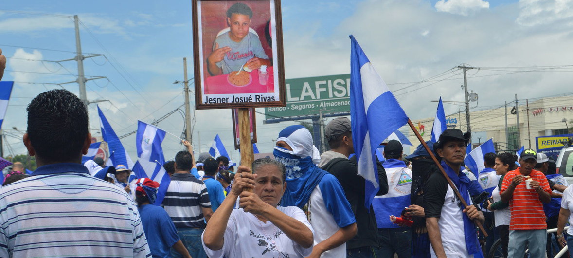 El Alto Comisionado para los DD.HH. de las Naciones Unidas, Zeid Ra’ad Al Hussein, llamó a tomar medidas urgentes para abordar la crisis en Nicaragua, donde “el grado de represión es tan alto” que ha forzado a las personas que participaron en las protestas, o que simplemente tienen opiniones disidentes, a esconderse o salir del país.