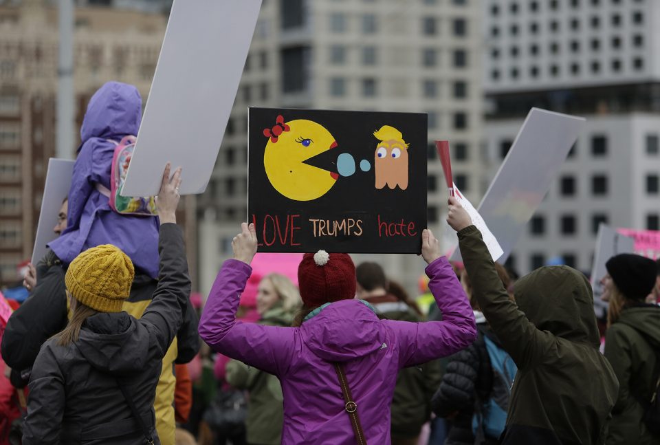 La llamada “Ola Rosa” inunda las elecciones de medio mandato de este 6 de noviembre en EE.UU.: un número sin precedentes de mujeres se postula para cargos políticos por primera vez en la historia americana.