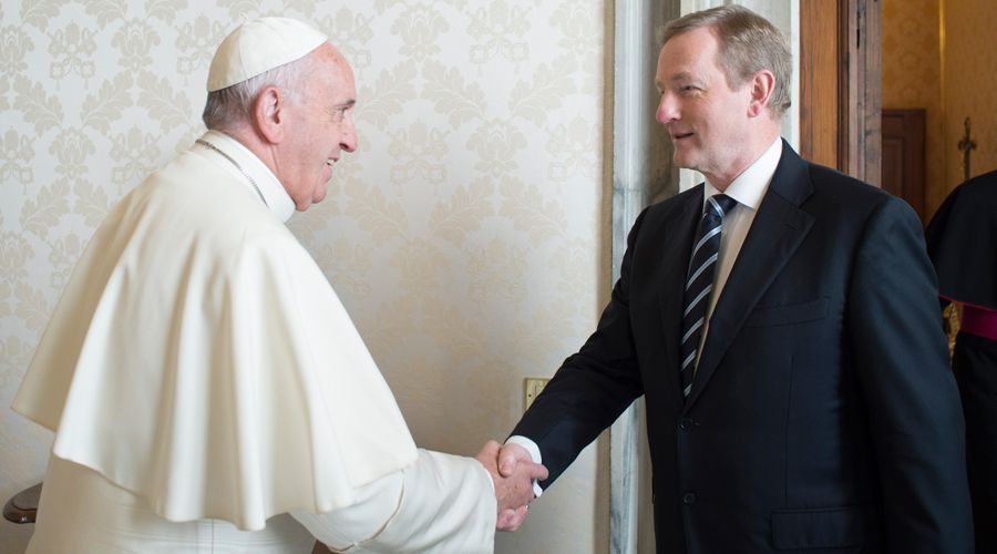 En el primer discurso de su visita a Irlanda, pronunciado en el Castillo de Dublín, el Papa Francisco sostuvo no poder evitar "reconocer el grave escándalo que ha causado en Irlanda el abuso de menores de edad, por parte de miembros de la Iglesia que estaban encargados de protegerlos y educarlos". 
