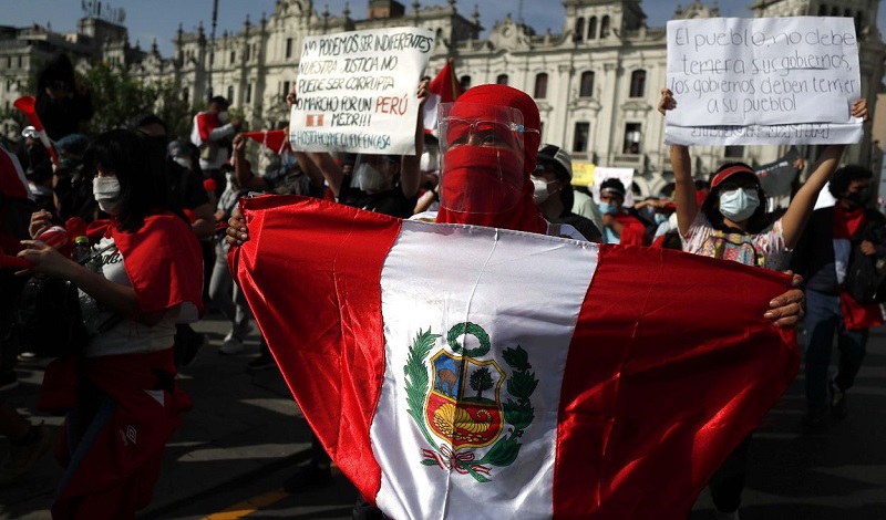 Este domingo fue convocada una reunión a puertas cerradas de los jefes de las nueve bancadas parlamentarias. El nuevo jefe del Parlamento, Luis Valdez, afirmó que la situación política en Perú es "insostenible", tras la violenta represión de las masivas manifestaciones contra Merino.