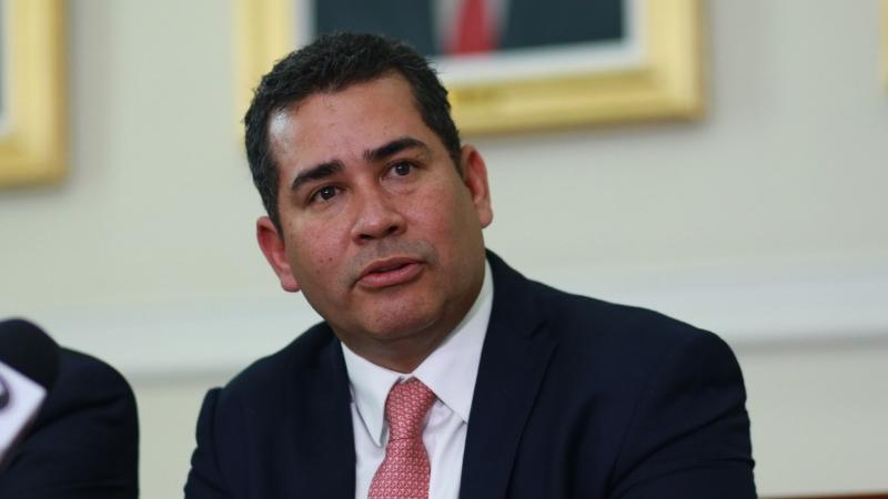 El Presidente de la Cámara de Representantes de Colombia, Alejandro Carlos Chacón, en pleno inicio del trámite a las objeciones del proyecto de ley estatutario sobre la Jurisdicción Especial para la Paz, aprobado por el Congreso, le pidió formalmente a la Corte Constitucional, "claridad", sobre la decisión presidencial que objetó seis artículos de esa iniciativa llamada en el argot popular: “el corazón de la paz”.