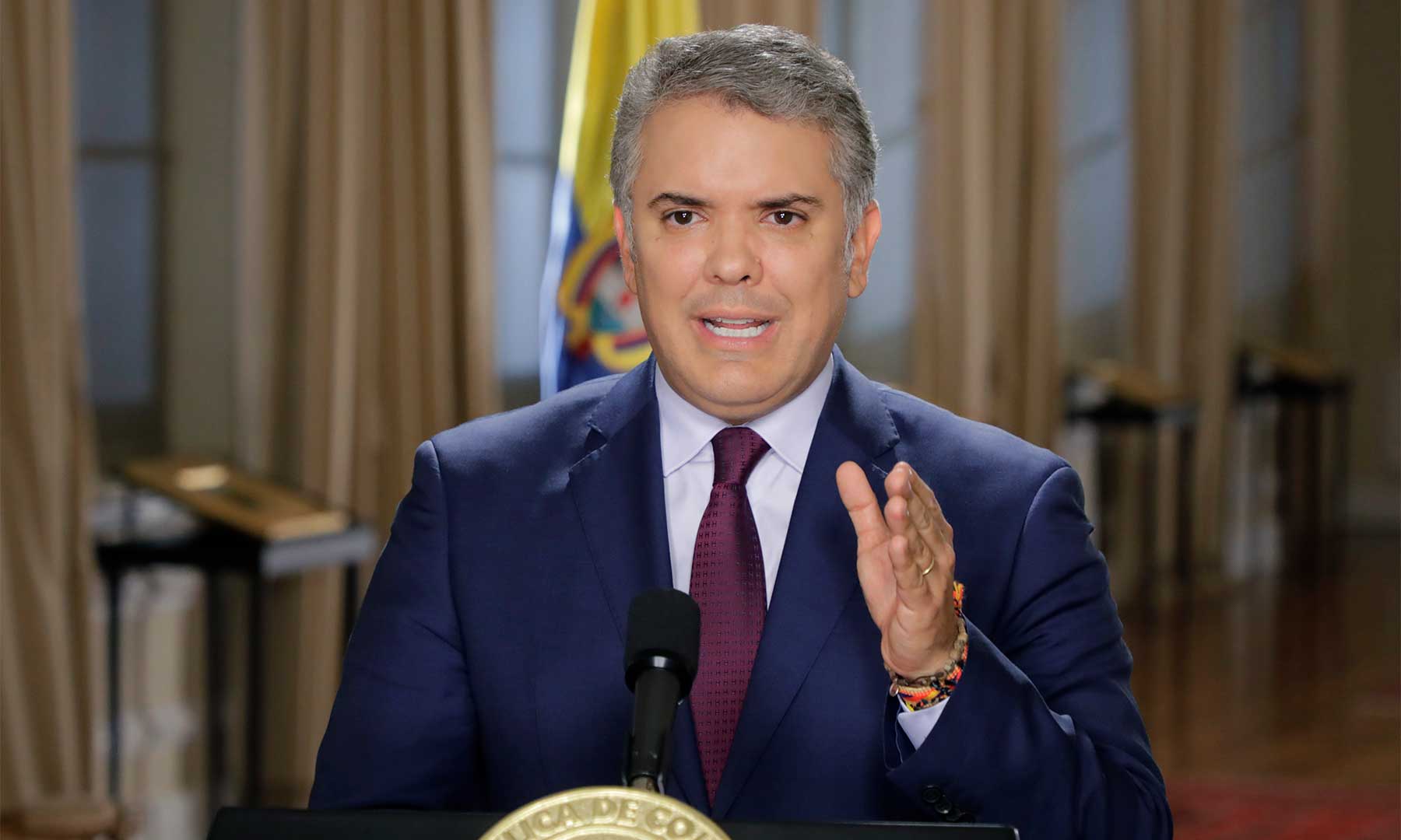 Después de un día de reacciones de todos los frentes, sobre lo que pasó en la JEP y la renuncia del Fiscal, el Presidente Iván Duque se pronunció en la noche a través de una declaración radio televisada rechazando la decisión de la JEP de negar la extradición y ordenar la libertad de Jesús Santrich, al tiempo que lamentó la renuncia del Fiscal General Néstor Humberto Martínez Neira.