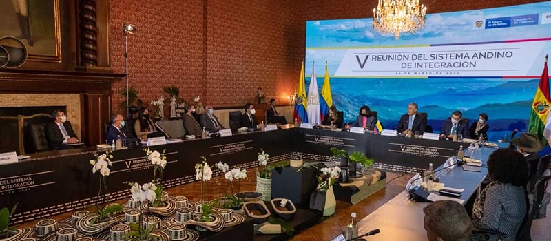 El jefe de Estado colombiano, Iván Duque Márquez, al instalar la V Reunión de los Órganos  e Instituciones del Sistema Andino de Integración (SAI), instó a la Comunidad Andina a “que aceleremos la disponibilidad y la equidad en la distribución de las vacunas, que podamos compaginar las medidas farmacológicas y no farmacológicas para enfrentar esta pandemia (por el covid-19)”.