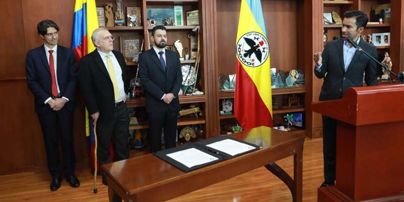 Por fin se dio inicio formal a un sueño que por más de 30 años han esperado los habitantes de los municipios de Sabana Occidente en el departamento de Cundinamarca, cuando el gobernador Jorge Emilio Rey Ángel, firmó este martes 9 de octubre,  el contrato de estructuración técnica, legal y financiera, del sistema de transporte Regiotram de Occidente, dando inicio a un moderno sistema férreo para la movilidad desde Facatativa pasando por Madrid, Mosquera, Funza hasta Bogotá y al contrario, que mejorará la calidad de vida a 11 millones de personas cuando empiece a rodar y a sonar en las diferentes estaciones en el año 2023.